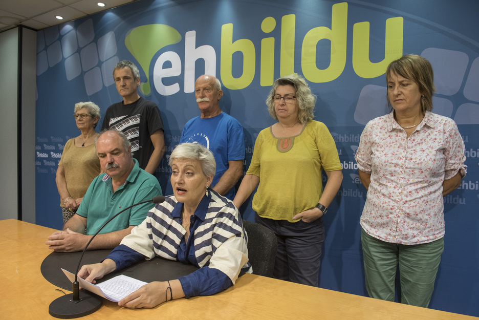 Lore Erriondo eta EH Bilduren beste hainbat zinegotzi. (ARGAZKI PRESS)