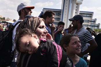 Refugiados sirios que llegan a Atenas desde la isla de Lesbos. (Louisa GOULIMAKI / AFP)