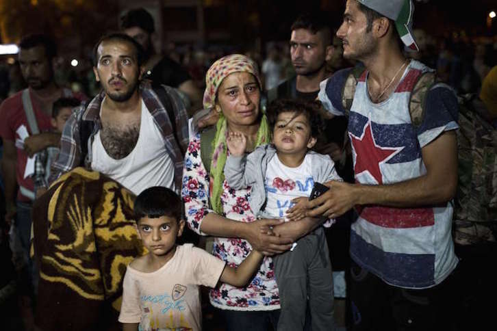Una familia recién llegada la isla griega de Lesbos (Angelos TZORTZINIS | AFP)