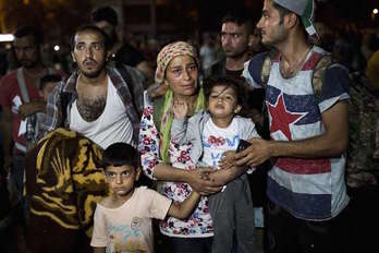 Una familia recién llegada la isla griega de Lesbos (Angelos TZORTZINIS | AFP)
