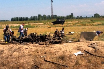 Policías turcos examinan los restos del autobús atacado. (AFP)