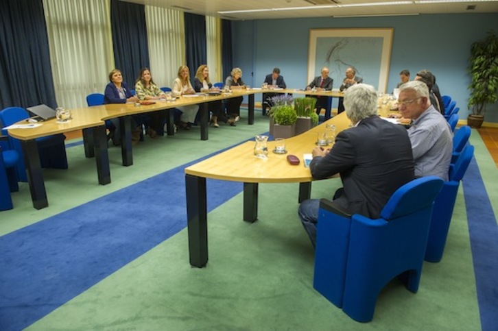 Reunión entre representantes de diferentes instituciones para tratar la crisis de refugiados. (Juanan RUIZ/ARGAZKI PRESS)