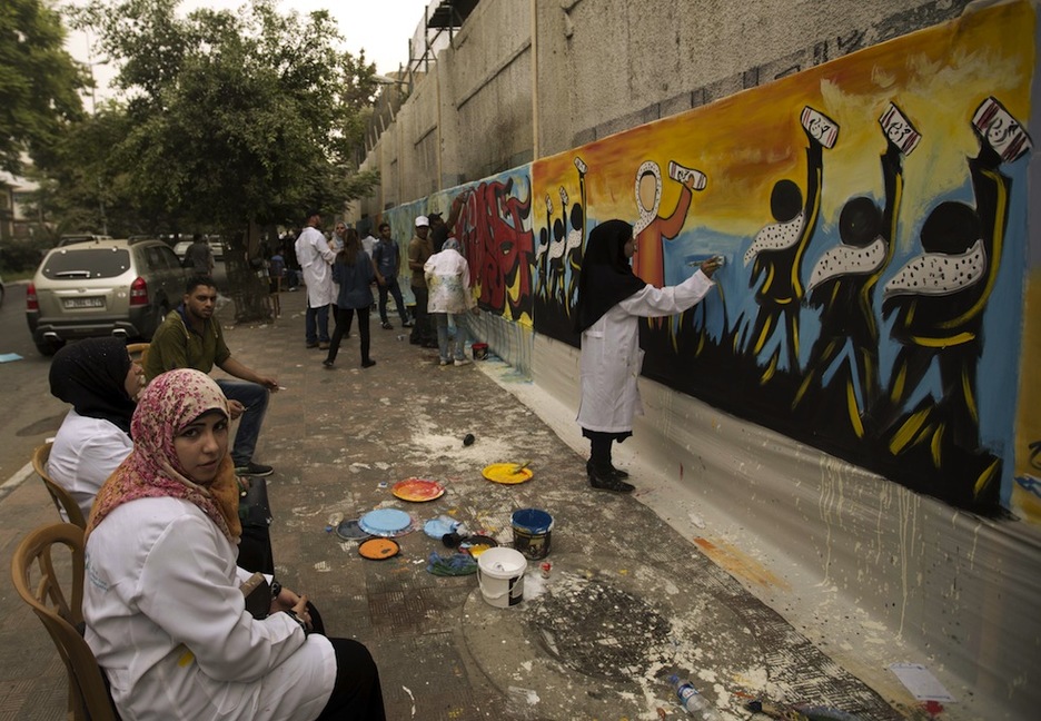 Jóvenes han pintado el muro de Gaza. (Mohammed ABAD / AFP)