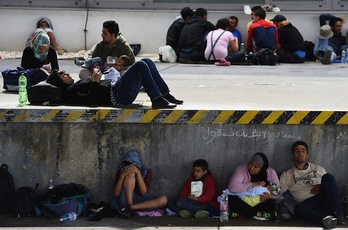 Refugiados aguardan en la zona frontreriza entre Austria y Hungría. (Joe KLAMAR/AFP PHOTO)