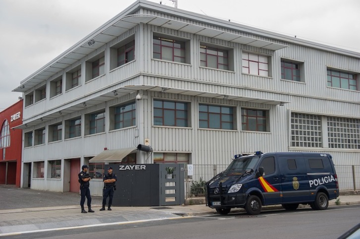Un furgón policial en el exterior de la empresa Zayer. (Juanan RUIZ/ARGAZKI PRESS)