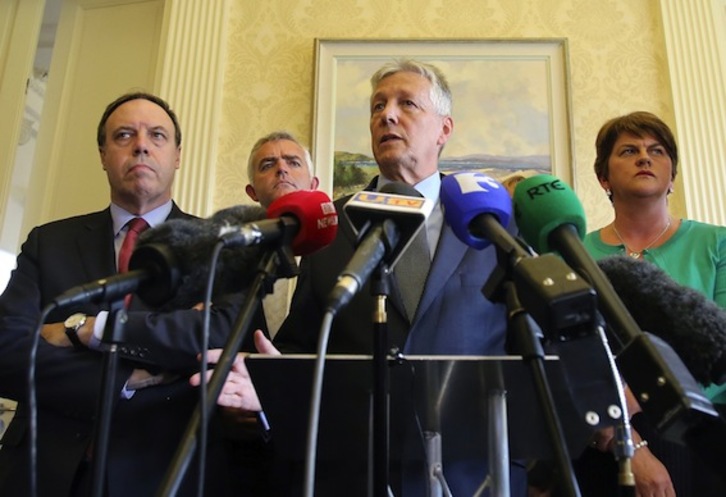 El ministro principal del Gobierno norirlandés, Peter Robinson, durante la comparencencia en la que anunció su dimisión. (Paul FAITH/AFP PHOTO)