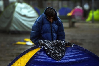Un joven sirio en uno de los campamentos de Belgrado. (Alexa SATANKOVIC / AFP)