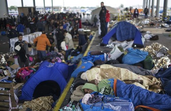 Decenas de refugiados esperan en la frontera entre Hungría y Austria. (Joe KLAMAR / AFP)