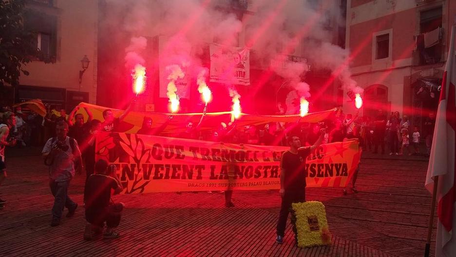 Dracs 1991 Supporters Palau Blaugrana también ha salido a la calle. (@MartxeloDiaz) Dracs 1991 Supporters Palau Blaugrana también ha salido a la calle. (@MartxeloDiaz)