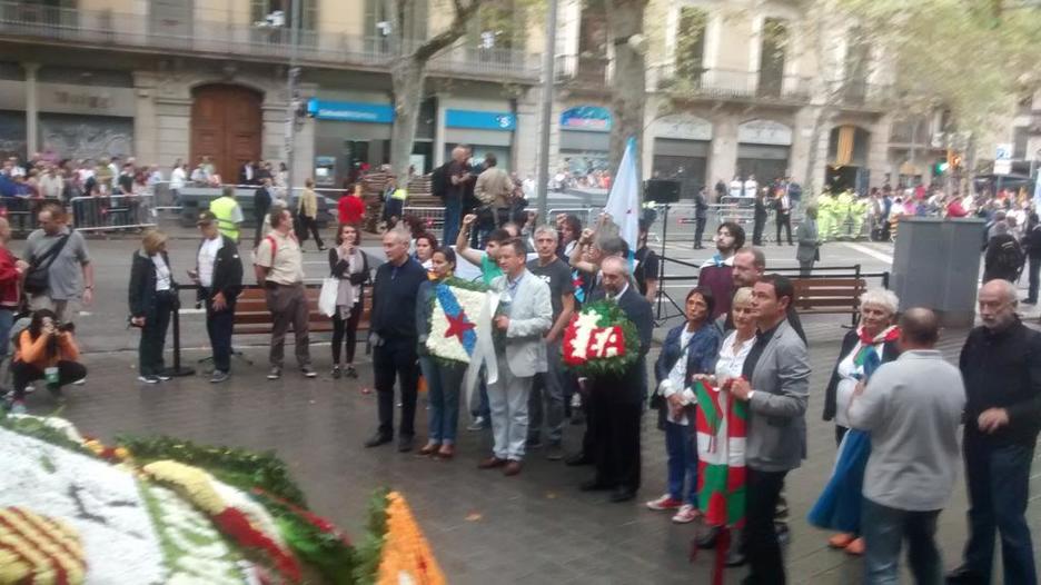 Representación de EH Bildu y BNG en el homenaje a Casanova. (@zalduariz) Representación de EH Bildu y BNG en el homenaje a Casanova. (@zalduariz)