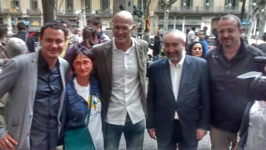 La representación de EH Bildu junto al cabeza de lista de Junts pel Sí, Raül Romeva. (@zalduariz) La representación de EH Bildu junto al cabeza de lista de Junts pel Sí, Raül Romeva. (@zalduariz)