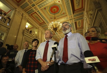 Gerry Adams, durante su intervención de ayer. (Paul FAITH / AFP)