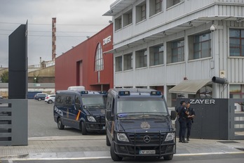 Dos furgoes policiales abandonan las instalaciones de Zayer tras el registro. (Juanan RUIZ/ARGAZKI PRESS)