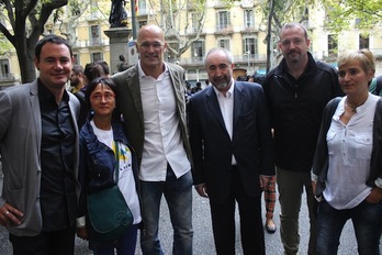 Representantes de EH Bildu junto al cabeza de lista de Junts pel Sí, Raül Romeva. 