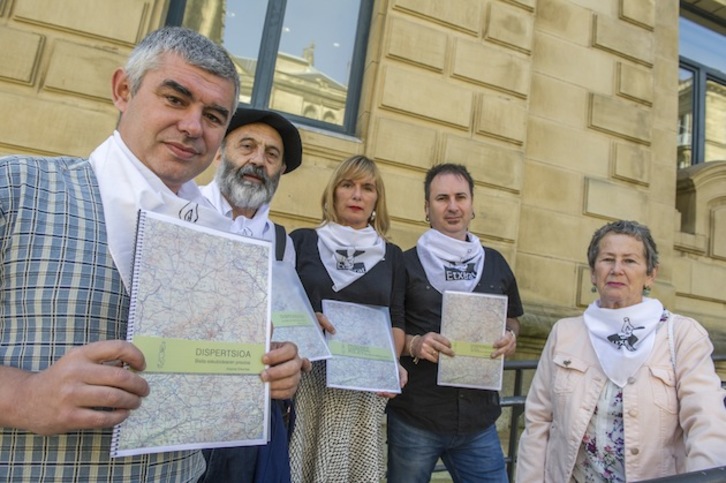Etxerateko kideak, txostena eskuetan dutela. (Gorka RUBIO/ARGAZKI PRESS)