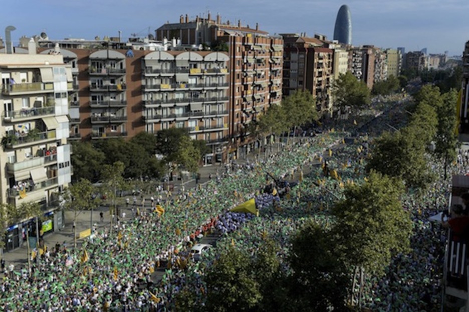 Un puntero gigante de color amarillo ha recorrido la «Via Lliure». (Lluis GENÉ/AFP PHOTO) Un puntero gigante de color amarillo ha recorrido la «Via Lliure». (Lluis GENÉ/AFP PHOTO)