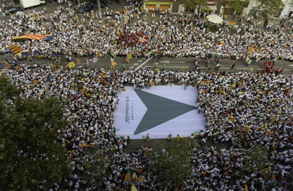 ‘Estelades’, ikurriñas y otras banderas y símbolos, en la gran movilización. (Josep LAGO/AFP PHOTO) ‘Estelades’, ikurriñas y otras banderas y símbolos, en la gran movilización. (Josep LAGO/AFP PHOTO)