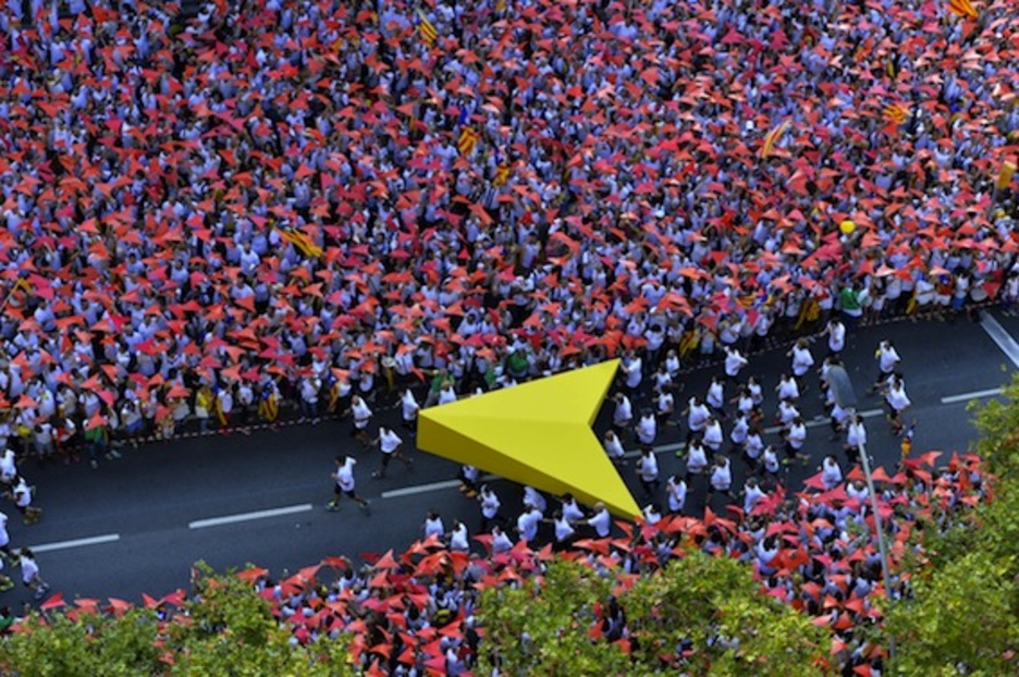 La «Via Lliure» se ha teñido de colores al paso del gran puntero amarillo. (Gerard JULIEN/AFP PHOTO) La «Via Lliure» se ha teñido de colores al paso del gran puntero amarillo. (Gerard JULIEN/AFP PHOTO)