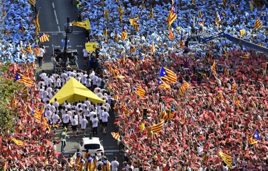 Colorido, fiesta y reivindicación en la Meridiana. (Gerard JULIEN/AFP PHOTO)