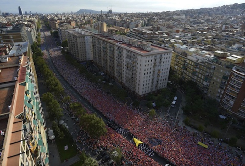 La Meridiana de Barcelona, a rebosar al paso del puntero gigante. (Lluis GENÉ/AFP PHOTO) La Meridiana de Barcelona, a rebosar al paso del puntero gigante. (Lluis GENÉ/AFP PHOTO)