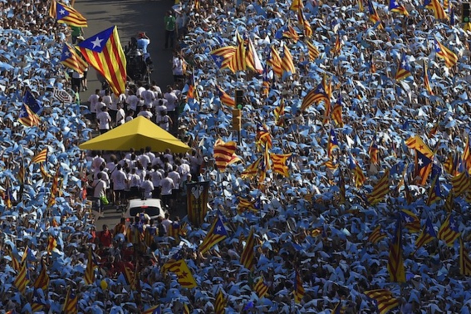 El puntero amarillo ha ido abriéndose paso entre la multitud. (Lluis GENÉ/AFP PHOTO) El puntero amarillo ha ido abriéndose paso entre la multitud. (Lluis GENÉ/AFP PHOTO)