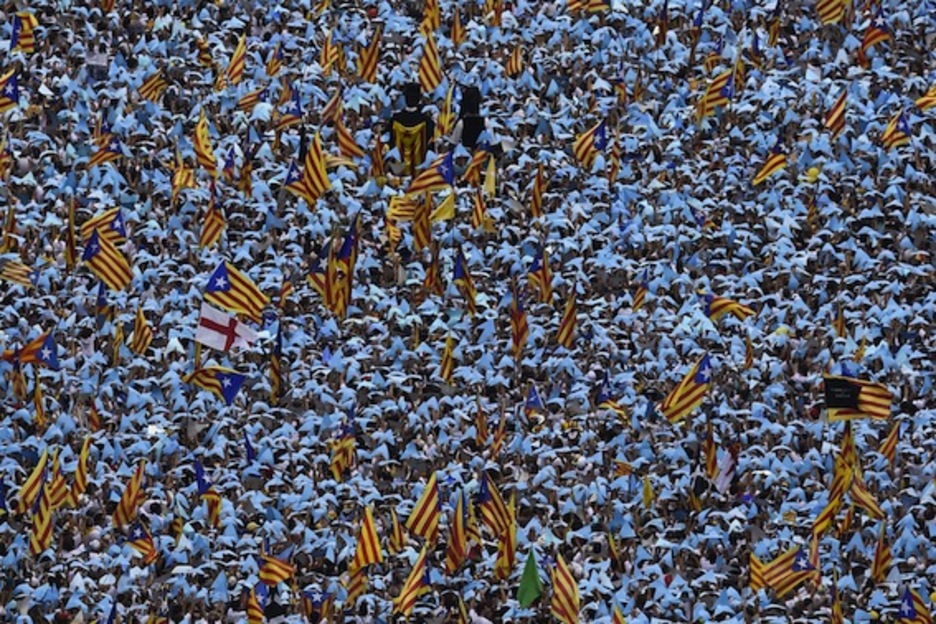Banderas y punteros de colores se han mezclado en la «Via Lliure». (Lluis GENÉ/AFP PHOTO) Banderas y punteros de colores se han mezclado en la «Via Lliure». (Lluis GENÉ/AFP PHOTO)