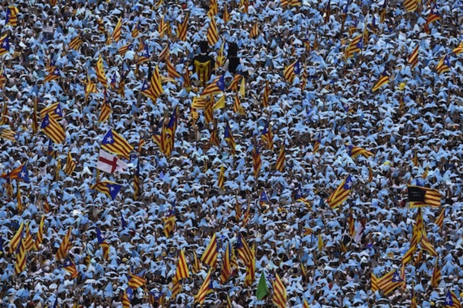 Banderas y punteros de colores se han mezclado en la «Via Lliure». (Lluis GENÉ/AFP PHOTO)