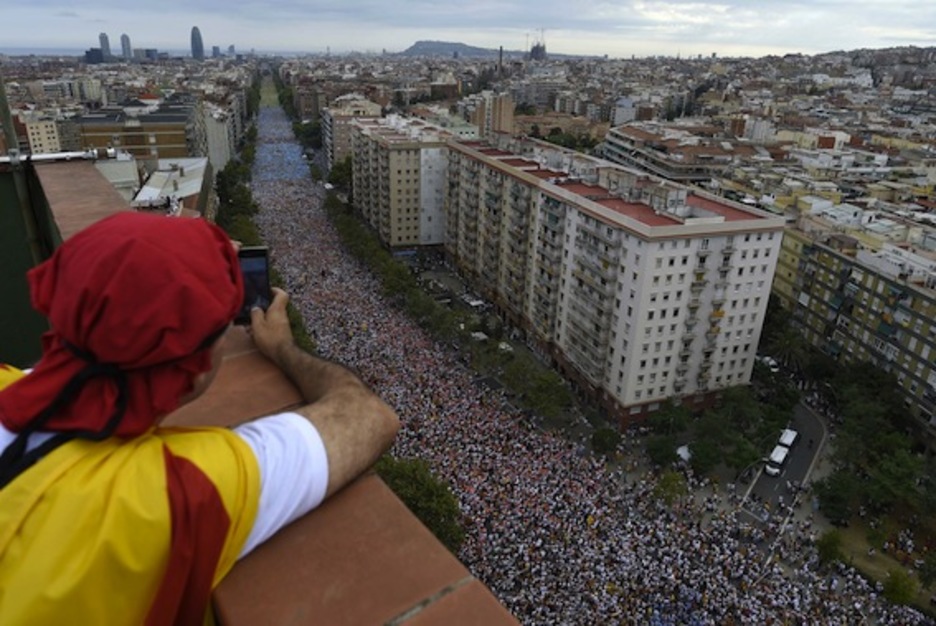 La avenida Meridiana, abarrotada y plena de colores. (Lluis GENÉ/AFP PHOTO) La avenida Meridiana, abarrotada y plena de colores. (Lluis GENÉ/AFP PHOTO)