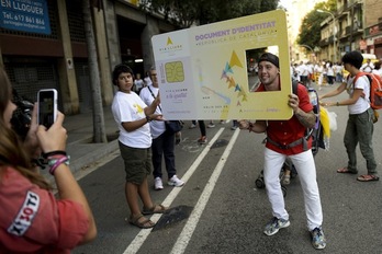 Cualquier manera es buena para reivindicar el anhelo que se ha respirado en la calle. (Josep LAGO/AFP PHOTO)