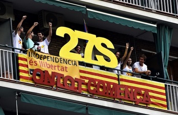 Muchos balcones lucían también reivindicaciones. (Gerard JULIEN/AFP PHOTO)