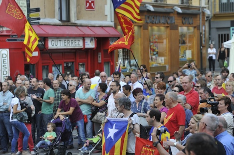 Acto en la plaza del Ayuntamiento de Iruñea en solidaridad con el pueblo catalán. (Idoia ZABALETA/ARGAZKI PRESS)