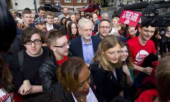 Corbyn en el centro arropado por jóvenes. (Justin TALLIS / AFP)
