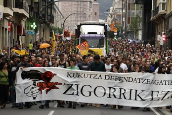 Manifestación en apoyo de 19 encausados por el desalojo de Kukutza. (ARGAZKI PRESS)