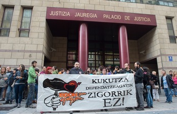  Auzipetuei babesa adierazteko kontzentrazioa egin dute epaitegiaren aurrean. (ARGAZKI PRESS)