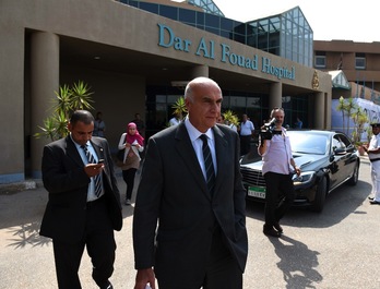 El ministro egipcio de Turismo, Khaled Ramy, abandona el hospital en el que se encuentran los turistas heridos. (Mohamed EL-SHAHED/AFP) 