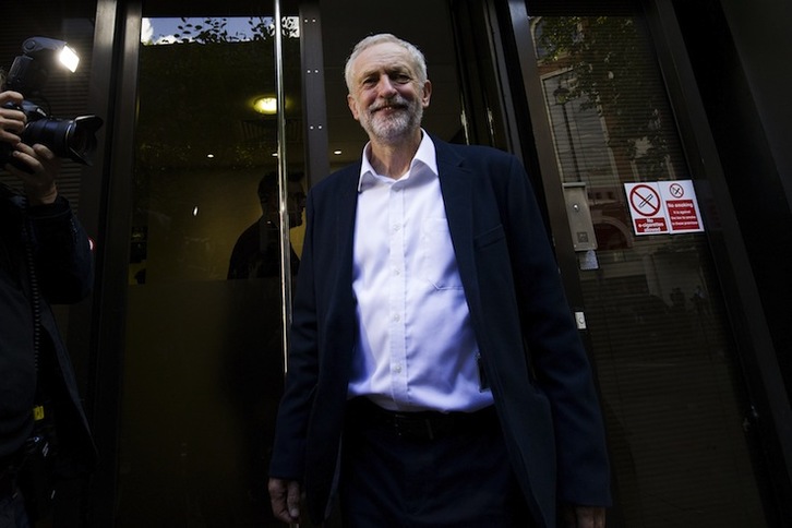 Jeremy Corbyn, saliendo de la sede del Partido Laborista. (Justin TALLIS / AFP)