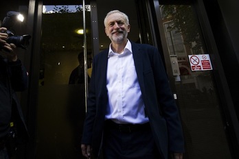 Jeremy Corbyn, saliendo este lunes de la sede de su partido. (Justin TALLIS / AFP)
