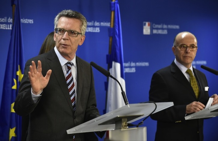 Los titulares de Interior de Alemania y Estado francés, Thomas de Maizière y Bernard Cazeneuve. (John THYS / AFP)  