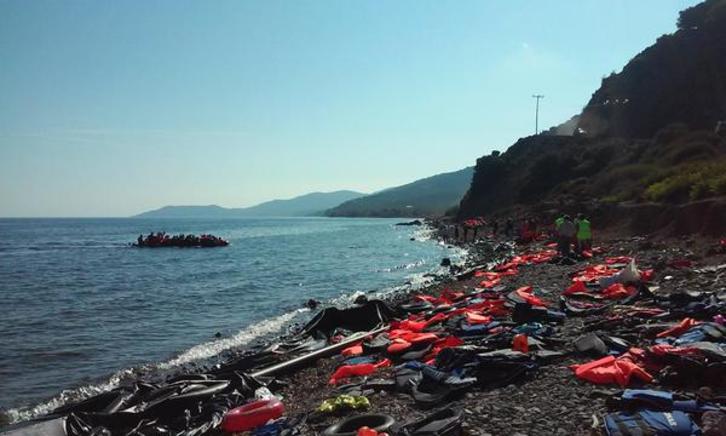 Llegada de botes a la isla griega de Lesbos. (@albertopradilla)