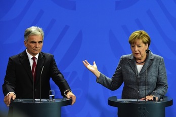 El canciller austriaco Wayner Faymann y su homóloga alemana Angela Merkel. (John MACDOUGALL / AFP)