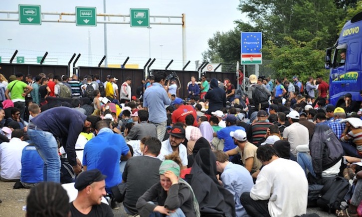 Centenares de personas aguardan ante la bloqueada frontera húngara. (Elvis BARUKCIC / AFP) 