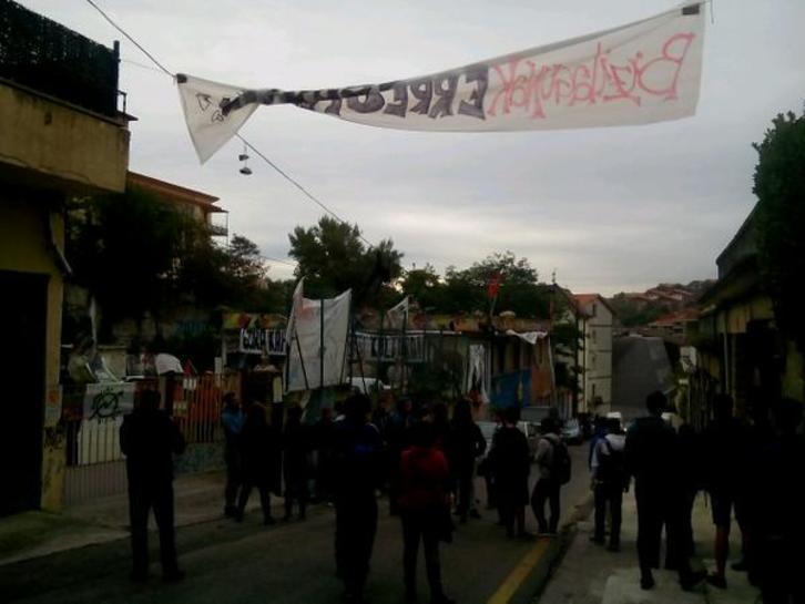 Atzo goizean Kortxoenea gaztetxea hesitzen hasi ziren langile eta ertzainak. (topatu.info)