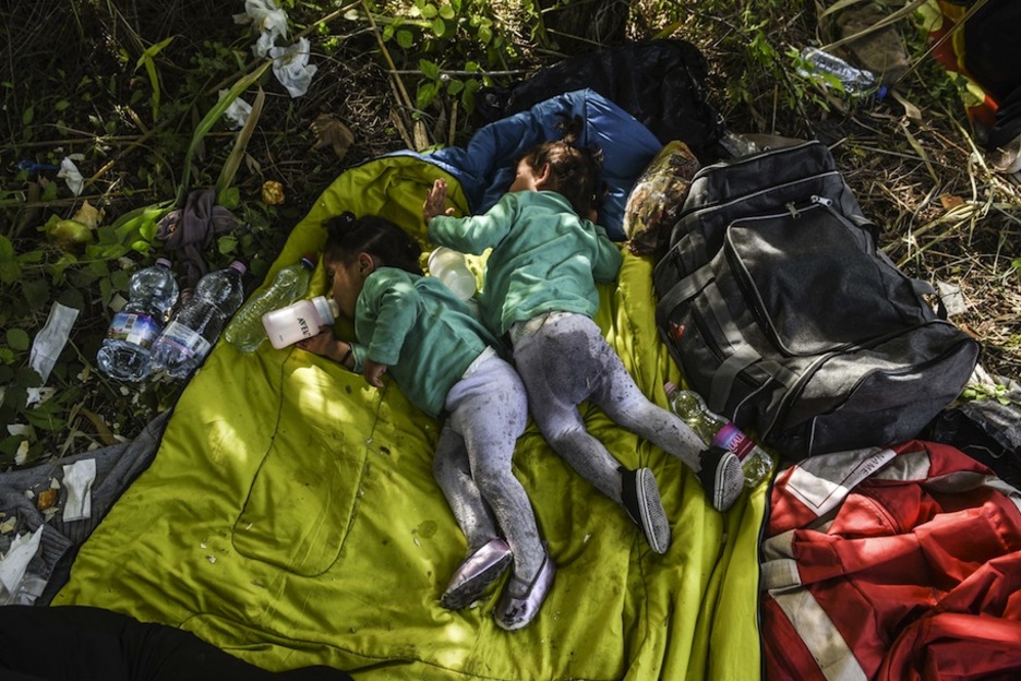 Dos menores duermen en la ciudad de Horgos, en la frontera entre Serbia y Hungría. (Armend NIMANI / AFP)