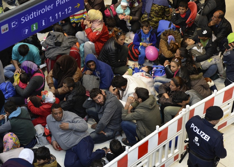 Los refugiados se agolpan en la estación de tren de Salzburgo. (Christof STACHE / AFP)