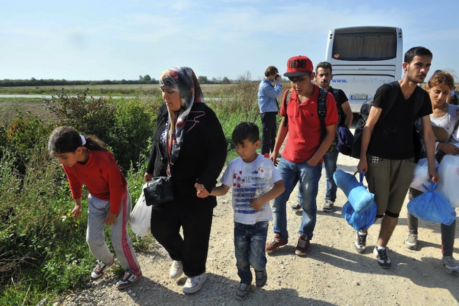 Un amplio grupo que recorre a pie la distancia entre la frontera húngara y la croata. (Elvis BARUKCIC / AFP)