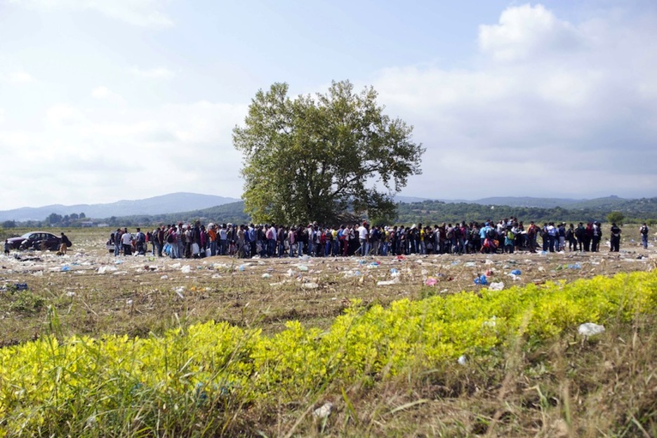 Un grupo de refugiados tras cruzar la frontera macedonia. (Armend NIMANI / AFP) Un grupo de refugiados tras cruzar la frontera macedonia. (Armend NIMANI / AFP)