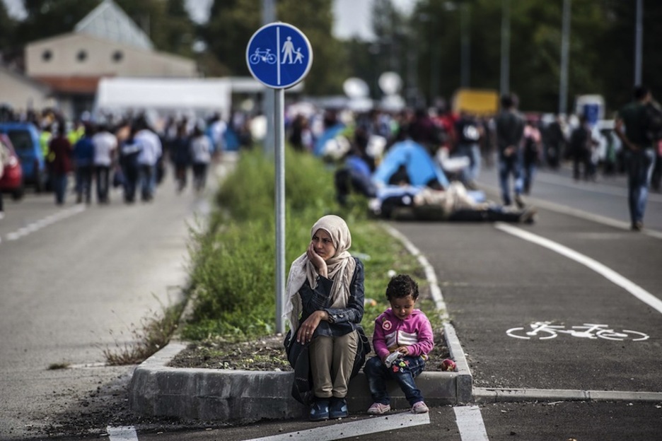 Horas de espera en la frontera húngara. (Armend NIMANI /  AFP)