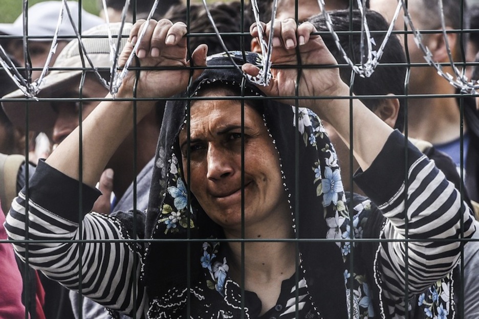 La frotnera húngara ha cerrado el paso a refugiados que emprendían un camino hacia el norte de Europa. (Armend NIMANI / AFP)