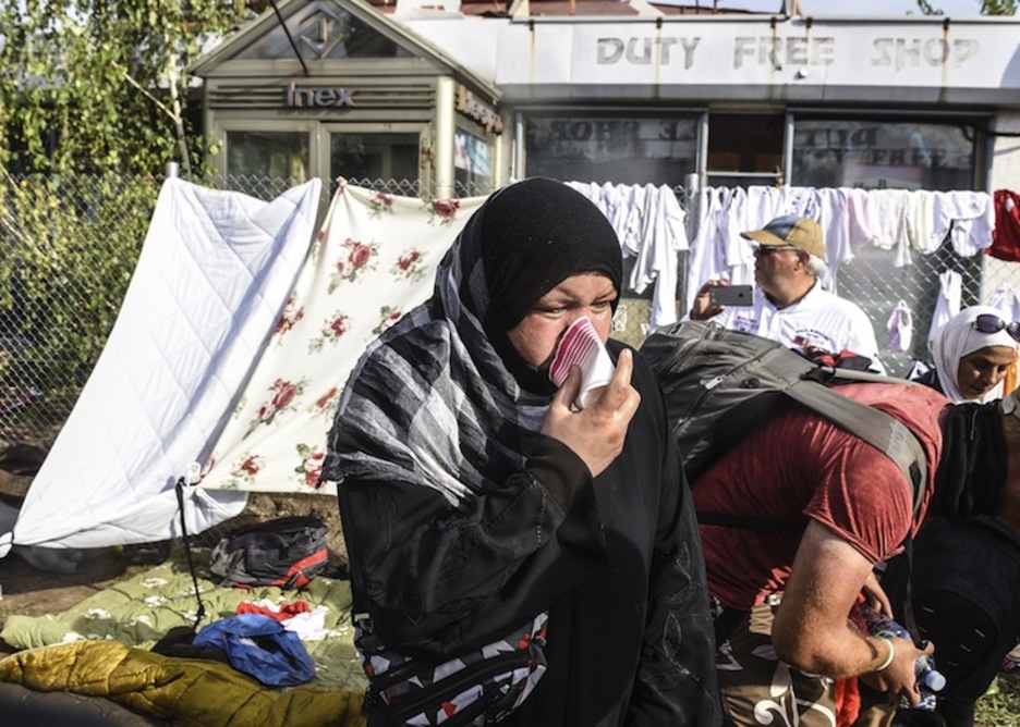 Problemas para respirar debido al gas lanzado por los policías. (Armend NIMANI / AFP) Problemas para respirar debido al gas lanzado por los policías. (Armend NIMANI / AFP)