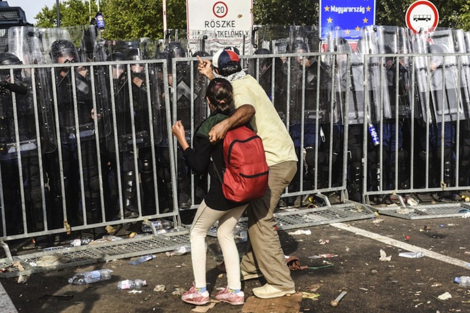 Un gesto universal dirigido a los agentes húngaros. (Armend NIMANI / AFP) Un gesto universal dirigido a los agentes húngaros. (Armend NIMANI / AFP)